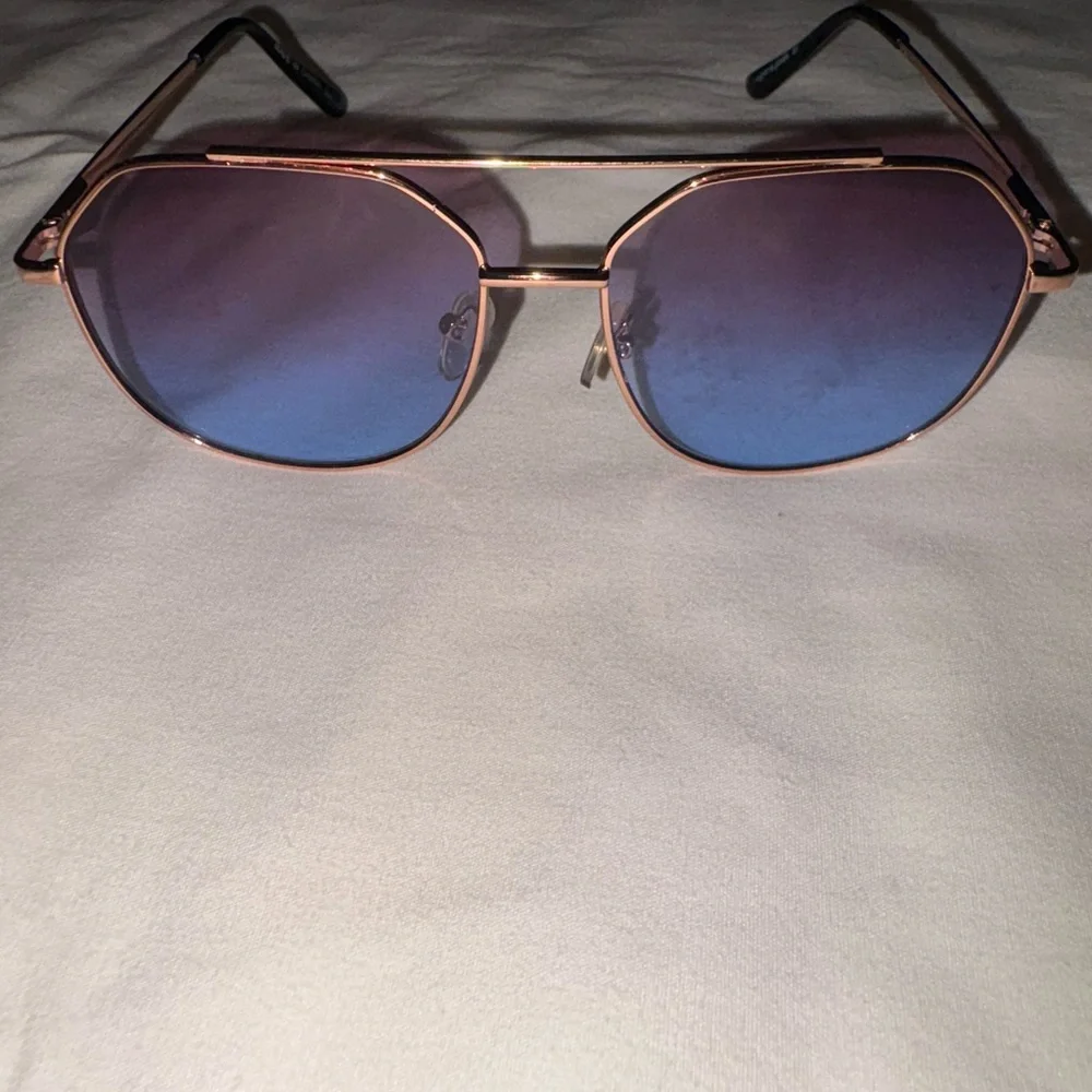 Gradient Sunglasses with Gold Frame